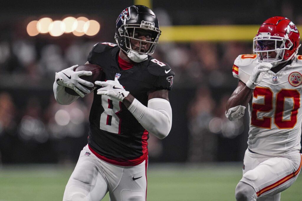 Sep 22, 2024; Atlanta, Georgia, USA; Atlanta Falcons tight end Kyle Pitts (8) runs against Kansas City Chiefs safety Justin