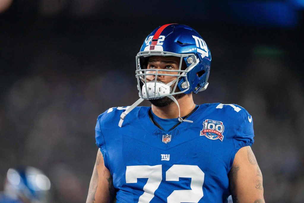 Sep 26, 2024; East Rutherford, NJ, US; New York Giants guard Jermaine Eluemunor (72) warms up during pre-game at MetLife