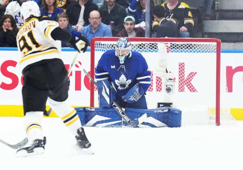 Maple Leafs beat Islanders behind goaltender Anthony Stolarz, shown making a save at Scotiabank Arena in a 2024 file photo