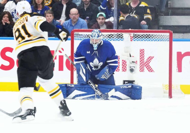 Maple Leafs beat Islanders behind goaltender Anthony Stolarz, shown making a save at Scotiabank Arena in a 2024 file photo