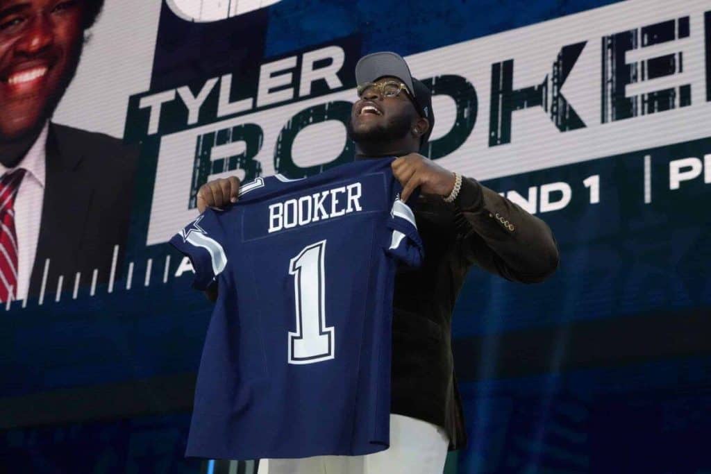 Dallas Cowboys sign Tyler Booker