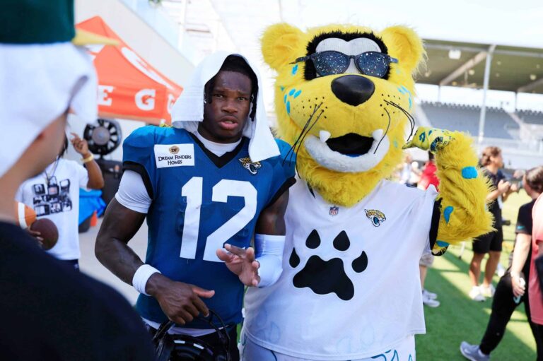 How the Jacksonville Jaguars Should Utilize Travis Hunter When He Returns