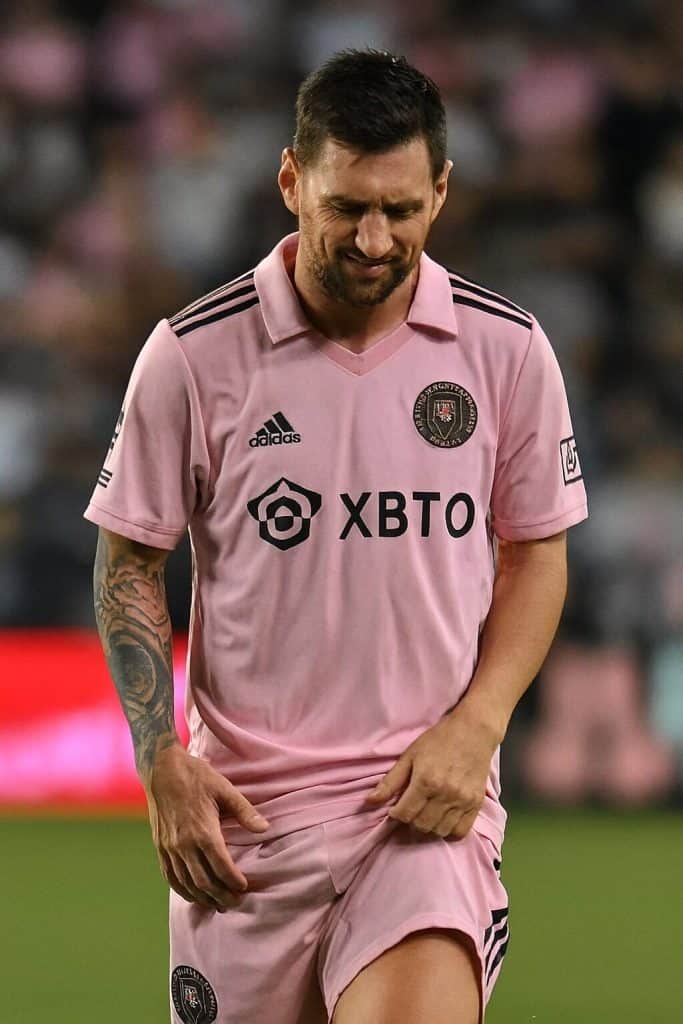 Lionel Messi limping