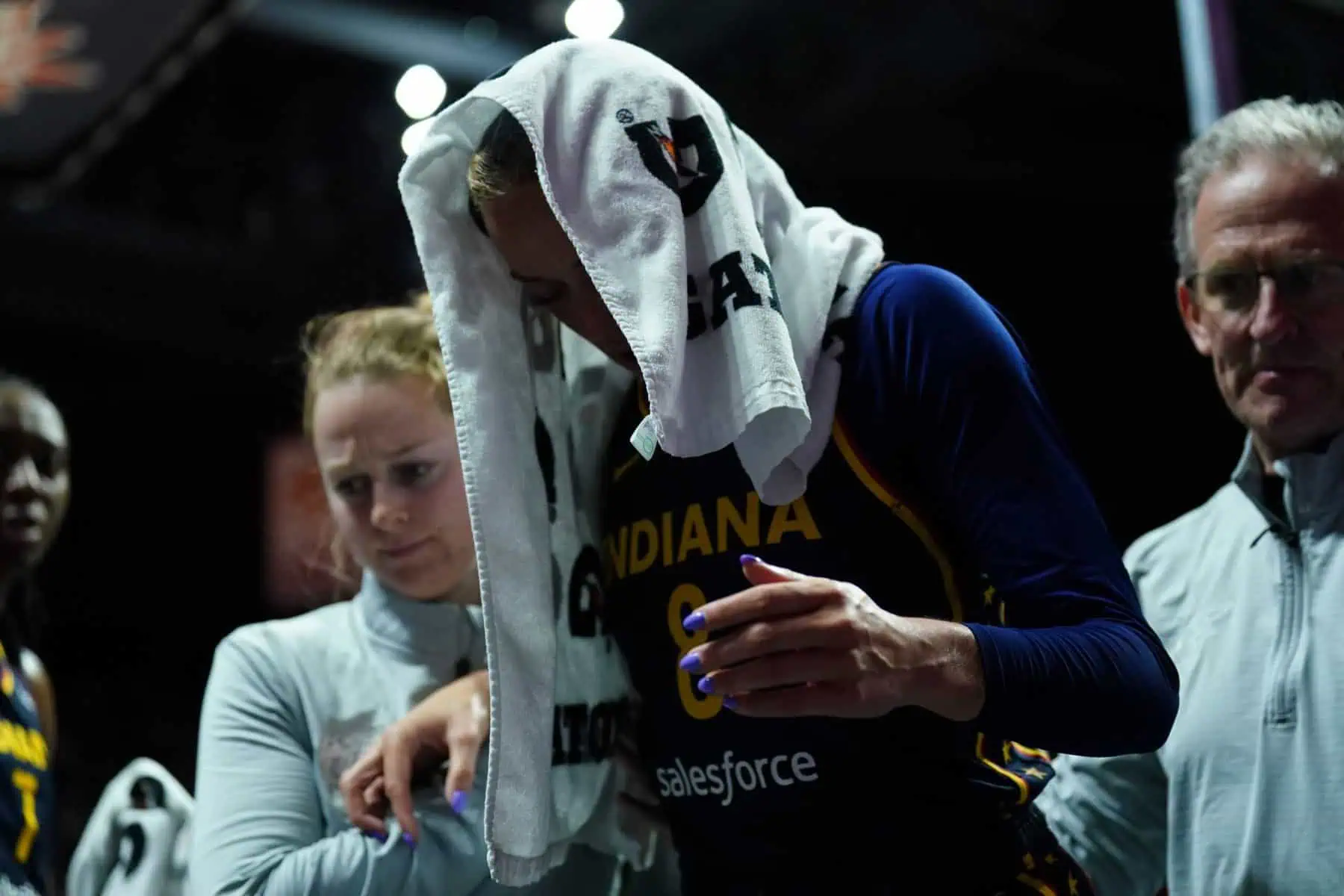 Sophie Cunningham leaves the Court after knee injury