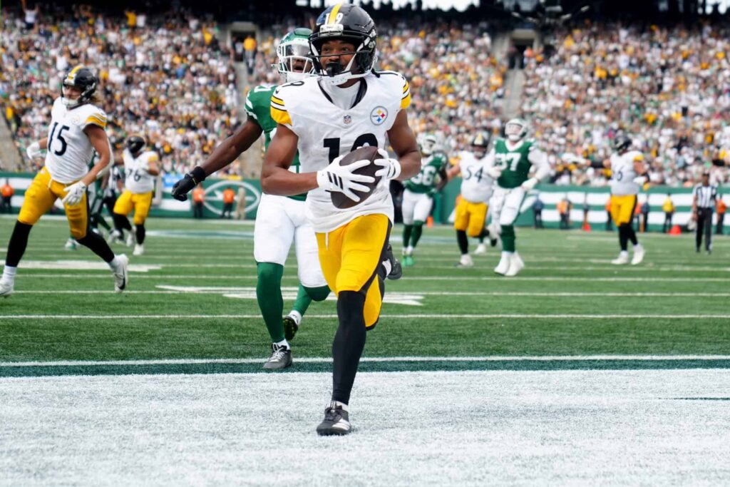 Pittsburgh Steelers wide receiver Calvin Austin III (19) scores a touchdown in the fourth quarter, Sunday, September 7,