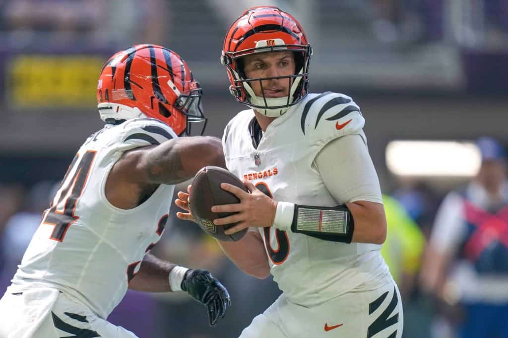 Cincinnati Bengals quarterback Jake Browning (6) fakes a handoff to running back Samaje Perine (34) in the second quarter of