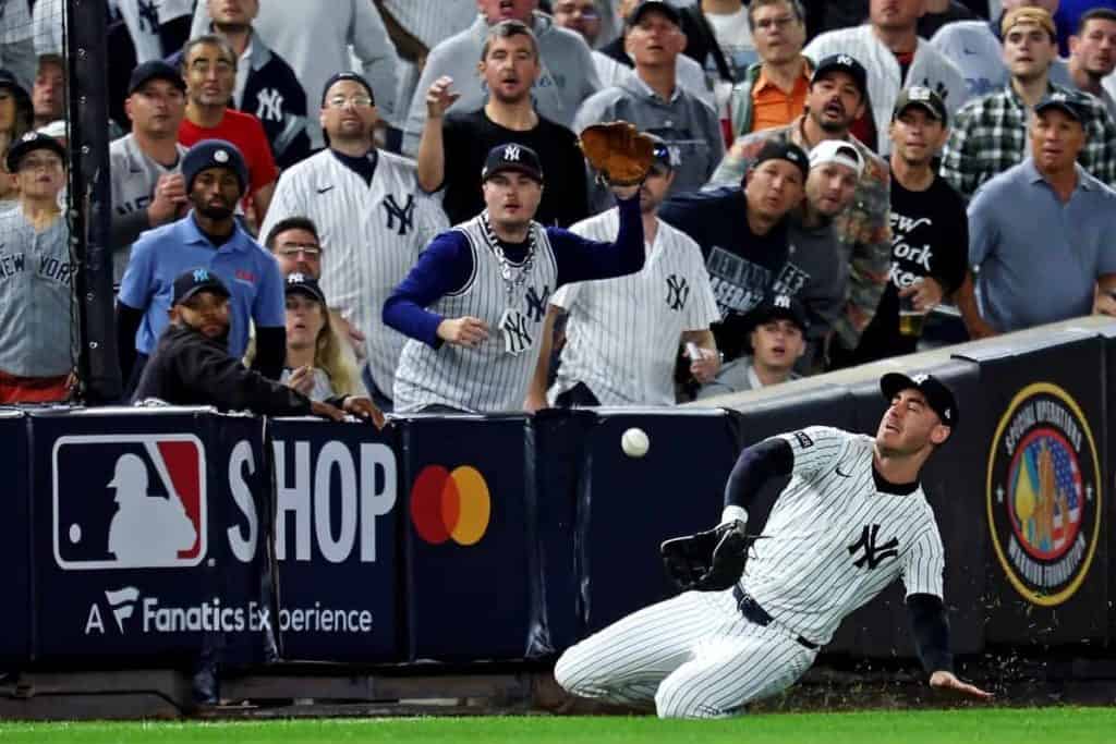New York Yankees left fielder Cody Bellinger (35) makes a catch during the first inning against the Toronto Blue Jays during game four of the ALDS round for the 2025 MLB playoffs at Yankee Stadium.
