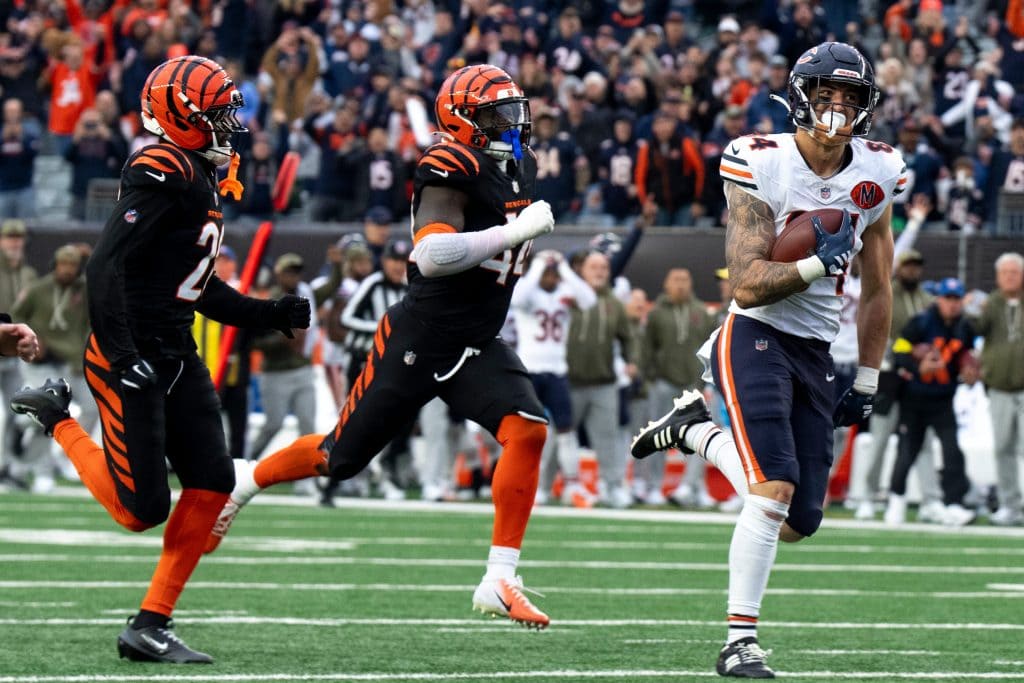 Chicago Bears tight end Colston Loveland (84) catches a pass and runs for a go ahead touchdown as Cincinnati Bengals