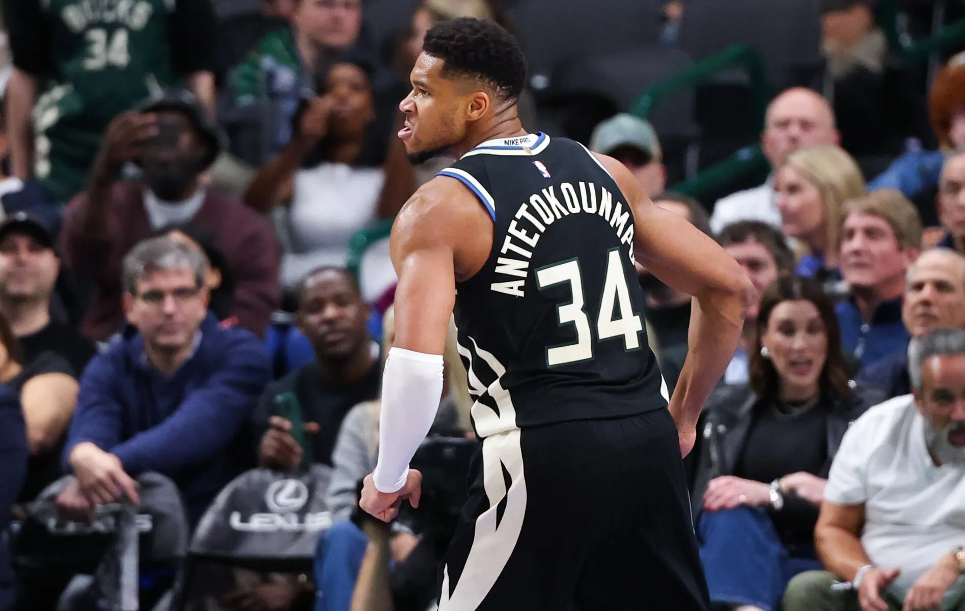Milwaukee Bucks Giannis Antetokounmpo