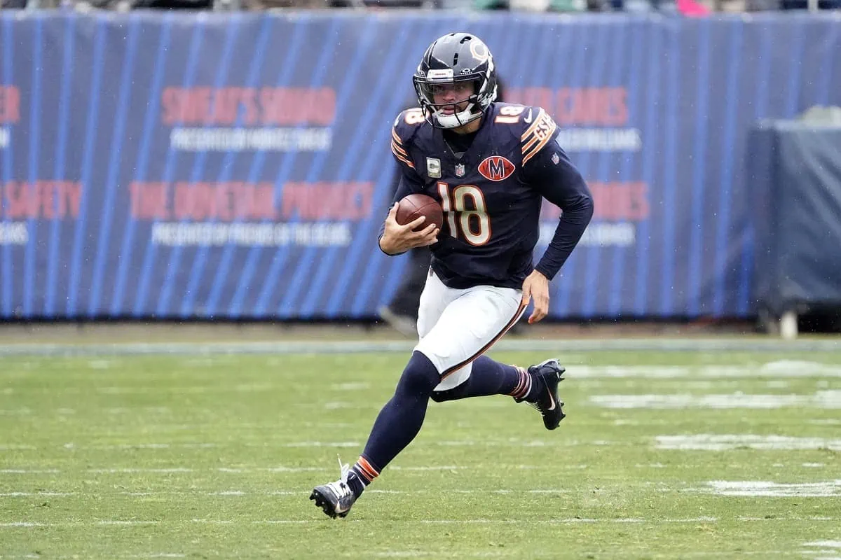 Chicago Bears quarterback Caleb Williams (18) scrambles during the first half against the New York Giants at Soldier Field.