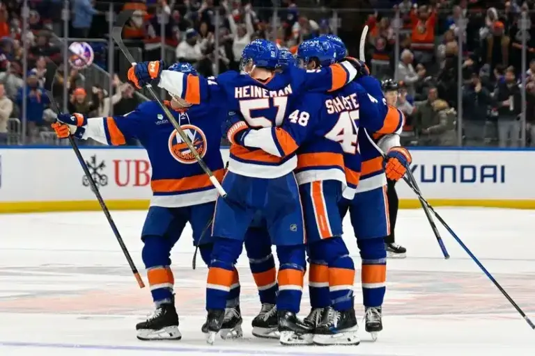Lightning fall to Islanders.