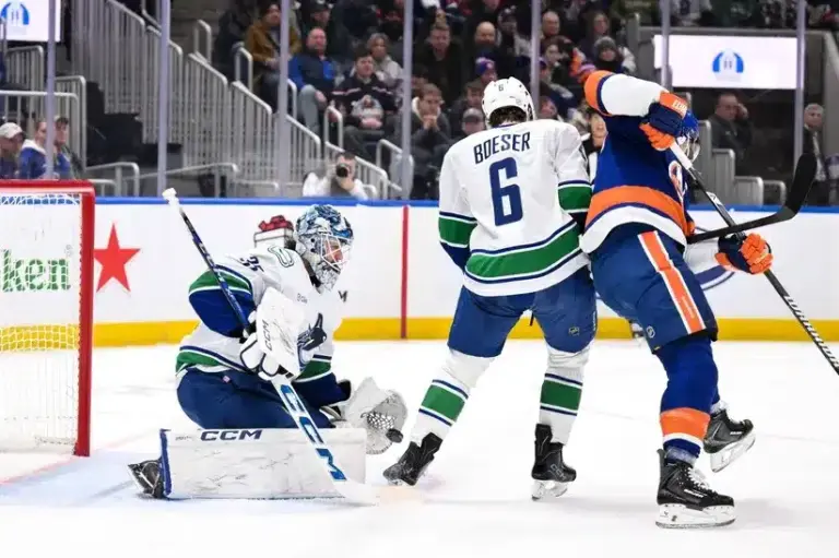 Canucks beat Islanders.