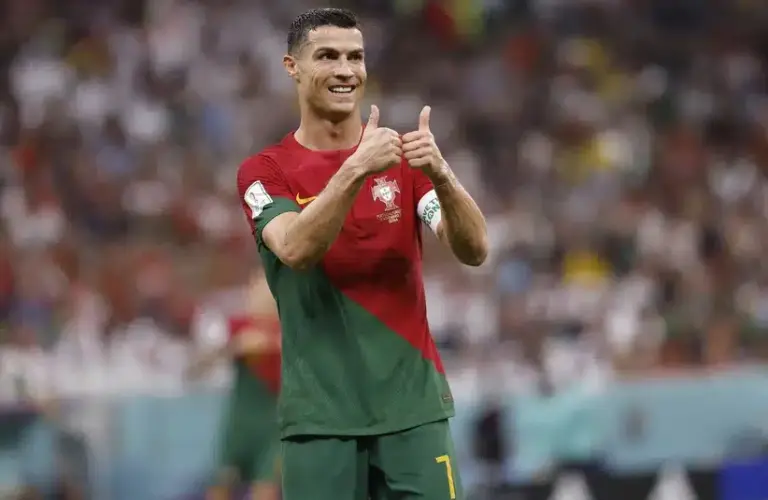 Cristiano Ronaldo giving thumbs up