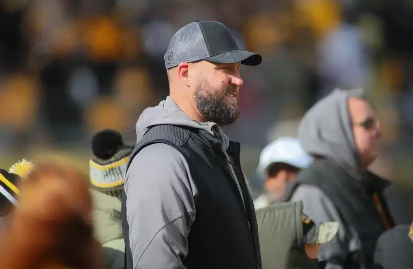 Former Pittsburgh Steelers quarterback Ben Roethlisberger watches the Steelers warm up from the sidelines