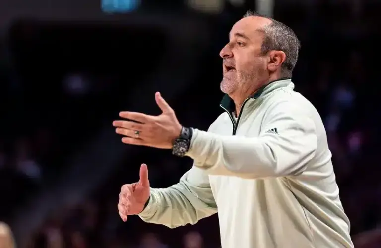 Dallas Wings HC Fernandez directs his team