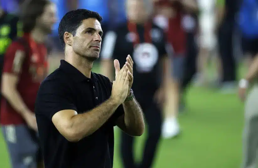 Arteta clapping the fans