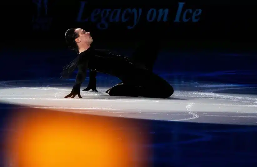 Weir conducting his performance