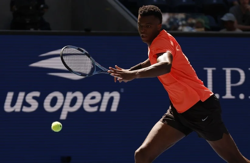 Perricard preparing to hit a forehand