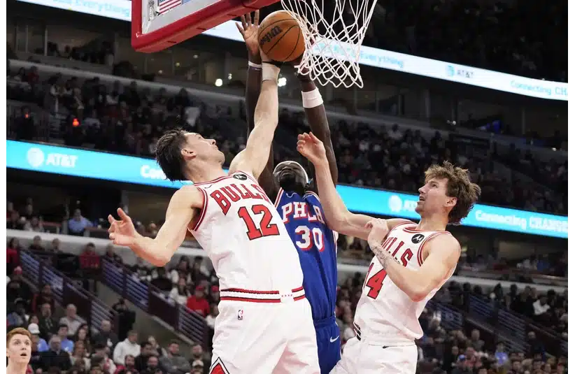 Zach Collins of the Bulls going for a layup