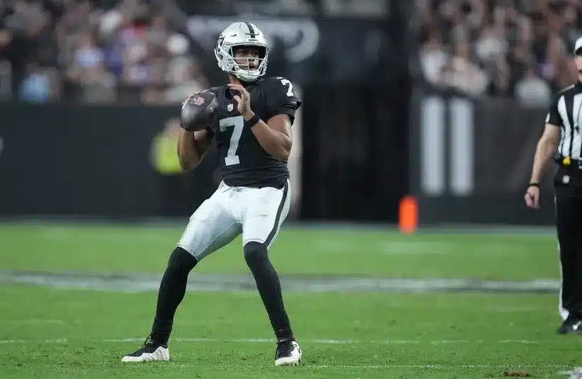 Las Vegas Raiders quarterback Geno Smith (7) looks to throw