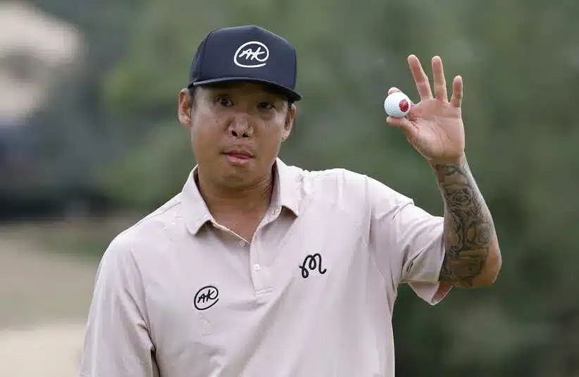 Anthony Kim acknowledging the crowd.