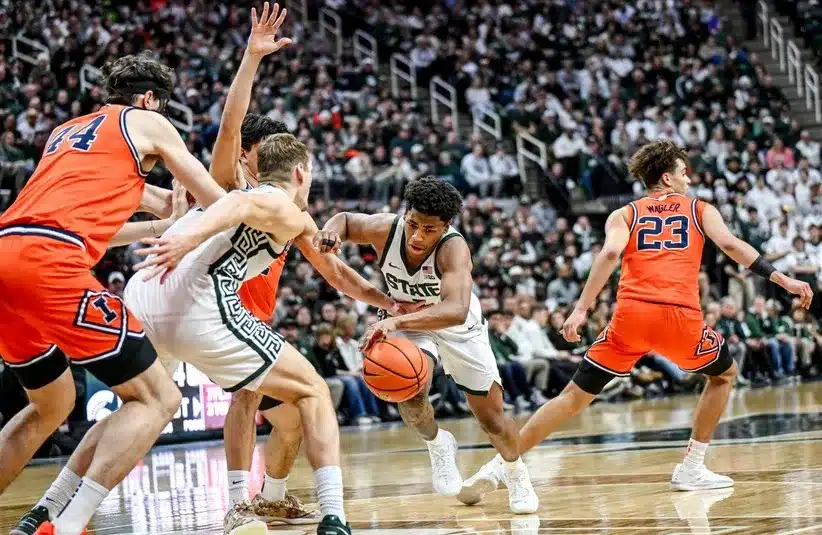 Michigan State's Jeremy Fears Jr. moves the ball against Illinois during the first half