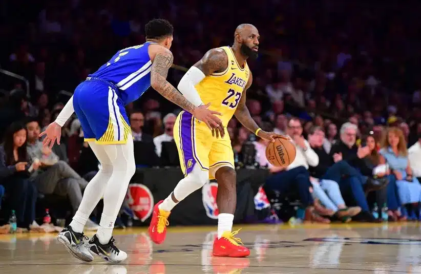 Los Angeles Lakers forward LeBron James (23) moves the ball against Golden State Warriors guard Will Richard (3)
