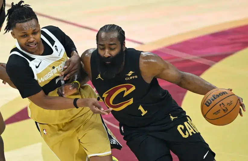 Washington Wizards guard Bub Carrington (7) defends Cleveland Cavaliers guard James Harden (1) in the first quarter.
