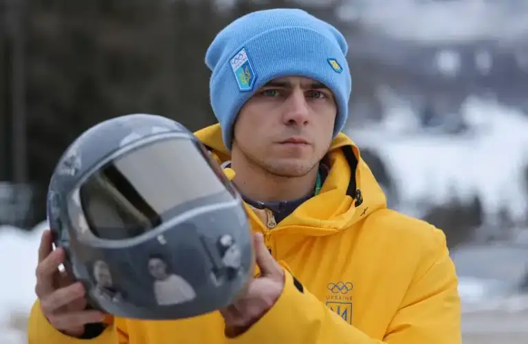 Vladyslav Heraskevych showing the helmet.