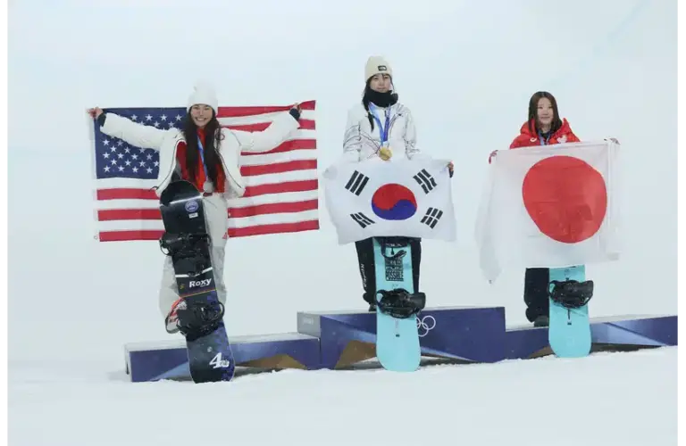 Gaon Choi, Chloe Kim and Mitsuki Ono standing on the podium after the Women's Halfpipe Final