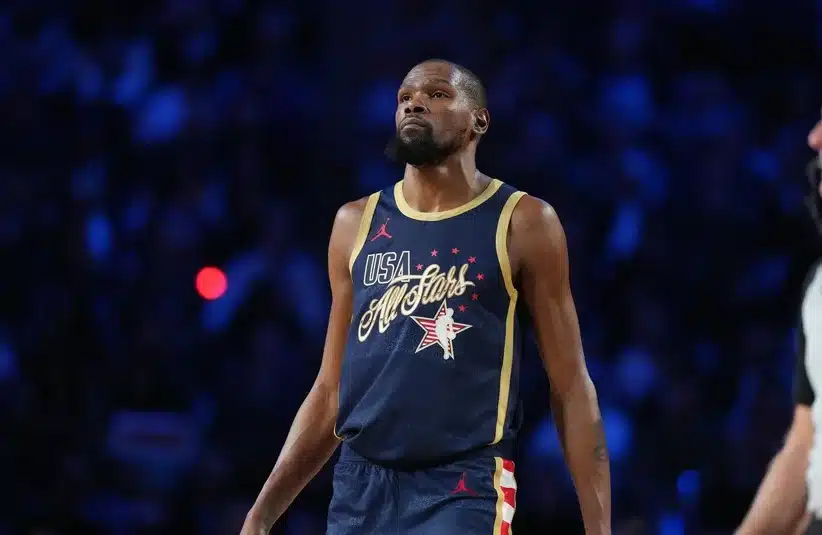 Durant looking at the crowd
