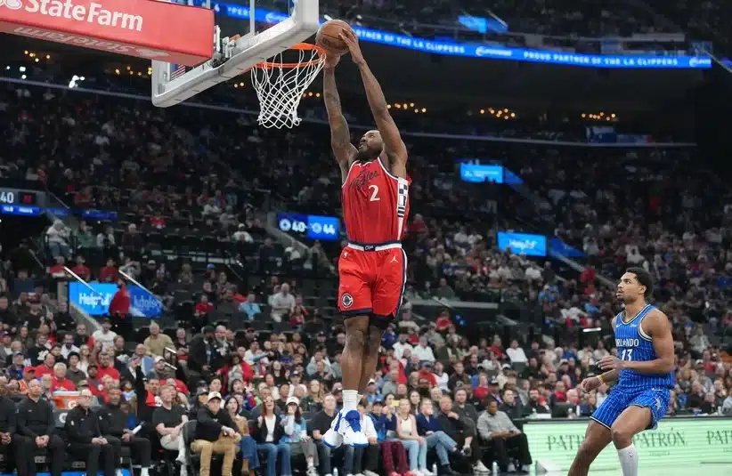 Kawhi Leonard hitting a basket