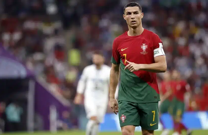 Ronaldo moving towards the circle of the pitch