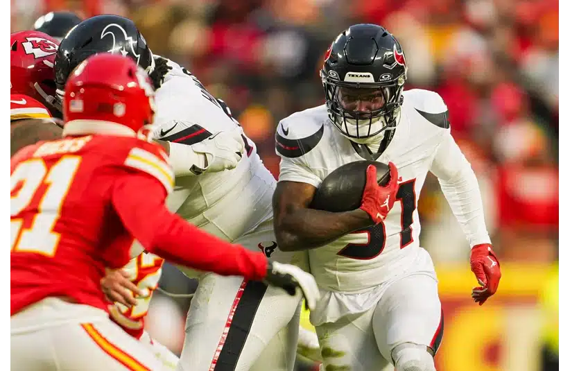 Houston Texans running back Dameon Pierce runs the ball against Kansas City Chiefs safety Jaden Hicks.