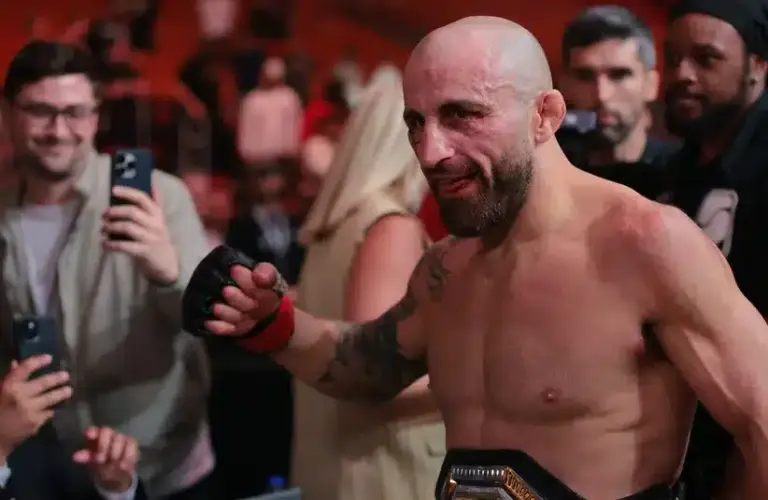 Alexander Volkanovski walks out At UFC 314 After Winning Match