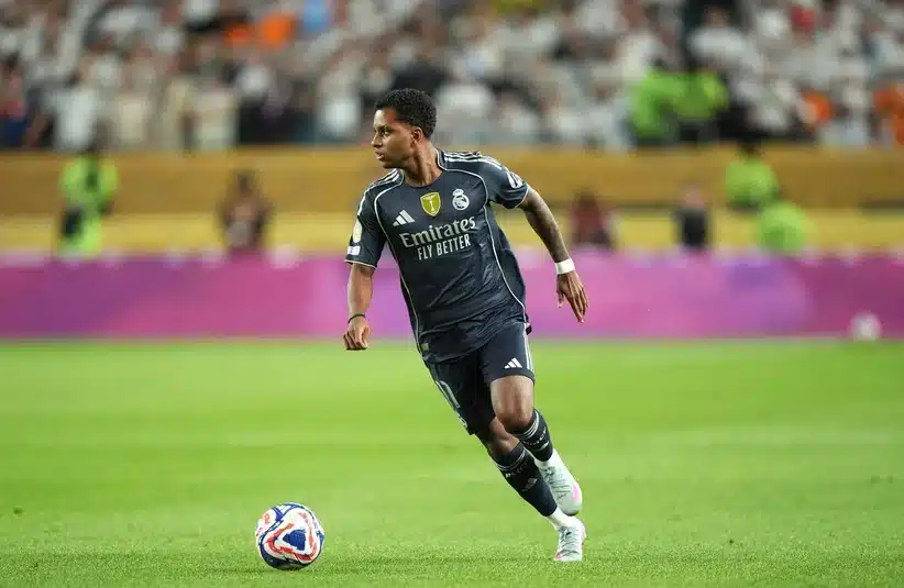 Rodrygo looking to receive the ball