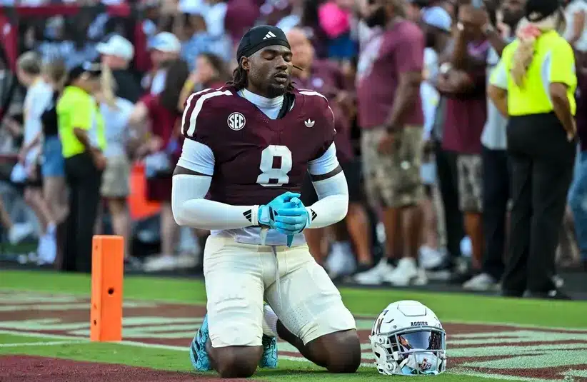 Le'Veon Moss Kneeling During Game Against Florida Gators