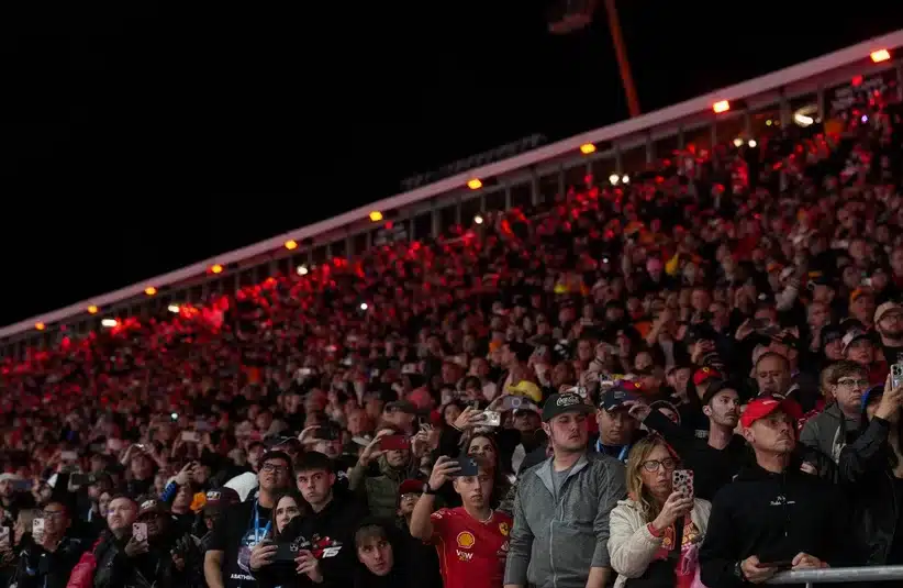 F1 crowd watching the race