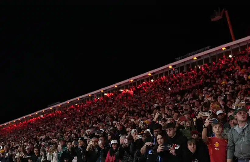 F1 crowd watching the race