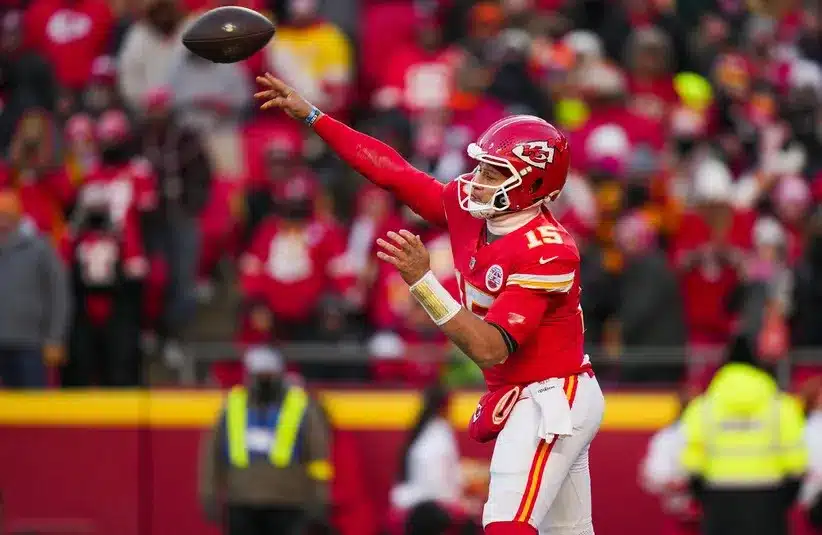 Kansas City Chiefs quarterback Patrick Mahomes (15) passes