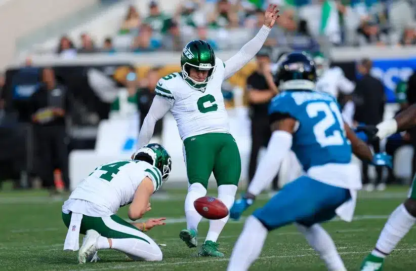 New York Jets place kicker Nick Folk (6) kicks a field goal.