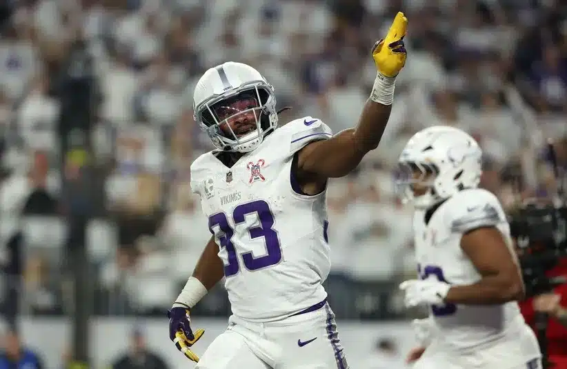 Minnesota Vikings running back Aaron Jones Sr. (33) celebrates