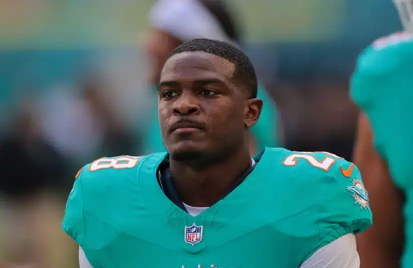 Miami Dolphins running back De'Von Achane (28) warms up before a game