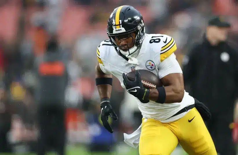 Pittsburgh Steelers tight end Jonnu Smith (81) warms up