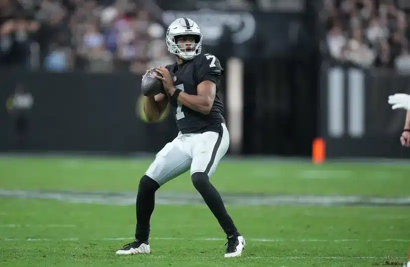 Las Vegas Raiders quarterback Geno Smith (7) looks to throw