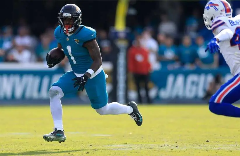 Jaguars RB Travis Etienne Jr. (1) runs in the third quarter of a 27-24 playoff loss to the Bills.