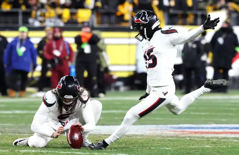 Houston Texans place kicker Ka'imi Fairbairn (15) kicks a field goal