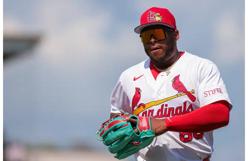 Cardinals Nelson Valazquez running on the field