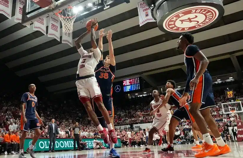 Alabama guard Labaron Philon Jr. (0) scores.