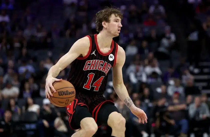 Chicago Bulls Buzelis advancing with the ball